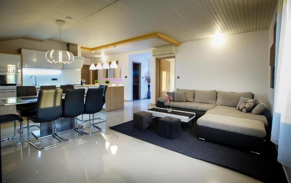 Foric Apartments With Outdoor Heated Pool ラブ エクステリア 写真