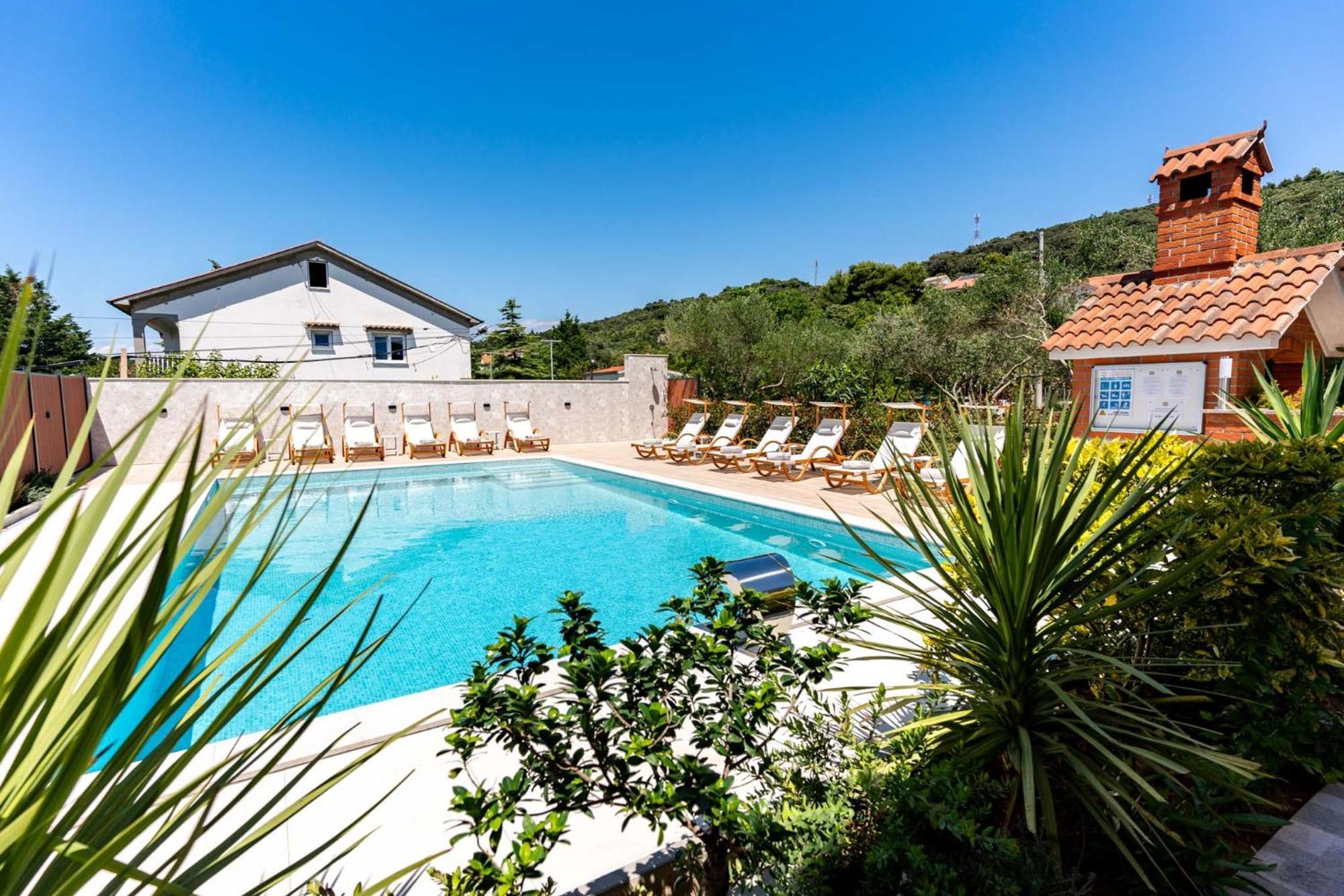 Foric Apartments With Outdoor Heated Pool ラブ エクステリア 写真