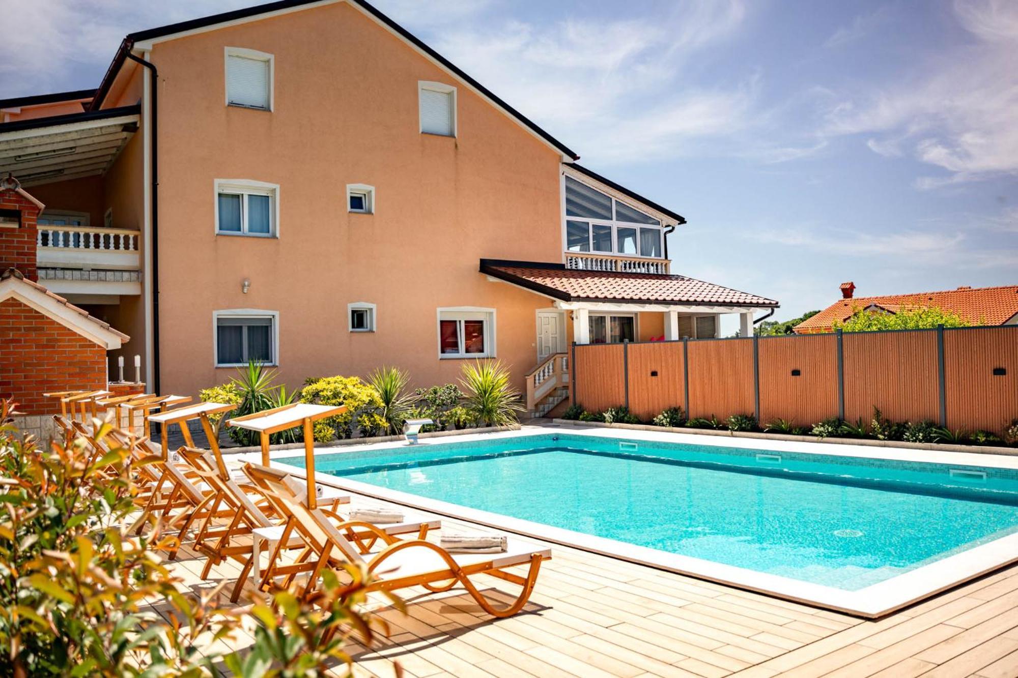 Foric Apartments With Outdoor Heated Pool ラブ エクステリア 写真